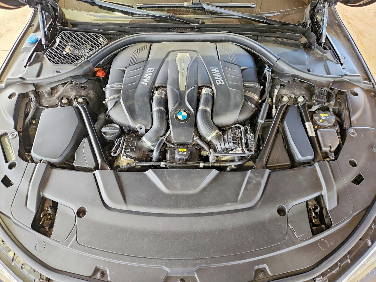 2016 BMW Seria 7 750i - zdjęcie 11