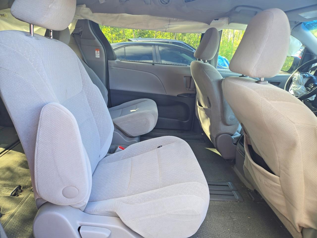 2015 Toyota Sienna Le - zdjęcie 11