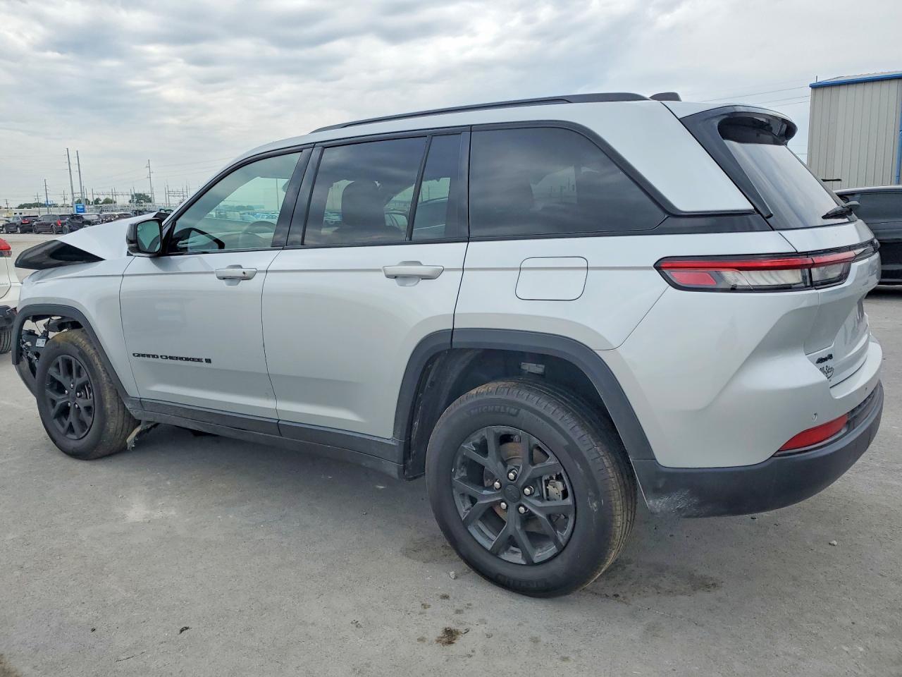 2025 Jeep Grand Cherokee Laredo - zdjęcie 2