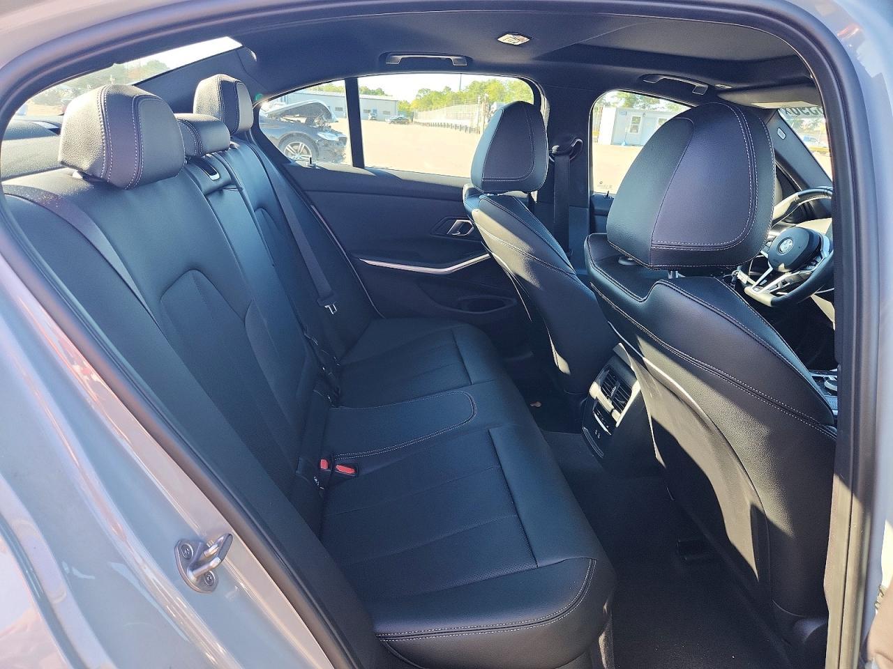 2025 BMW Seria 3 330i - zdjęcie 10