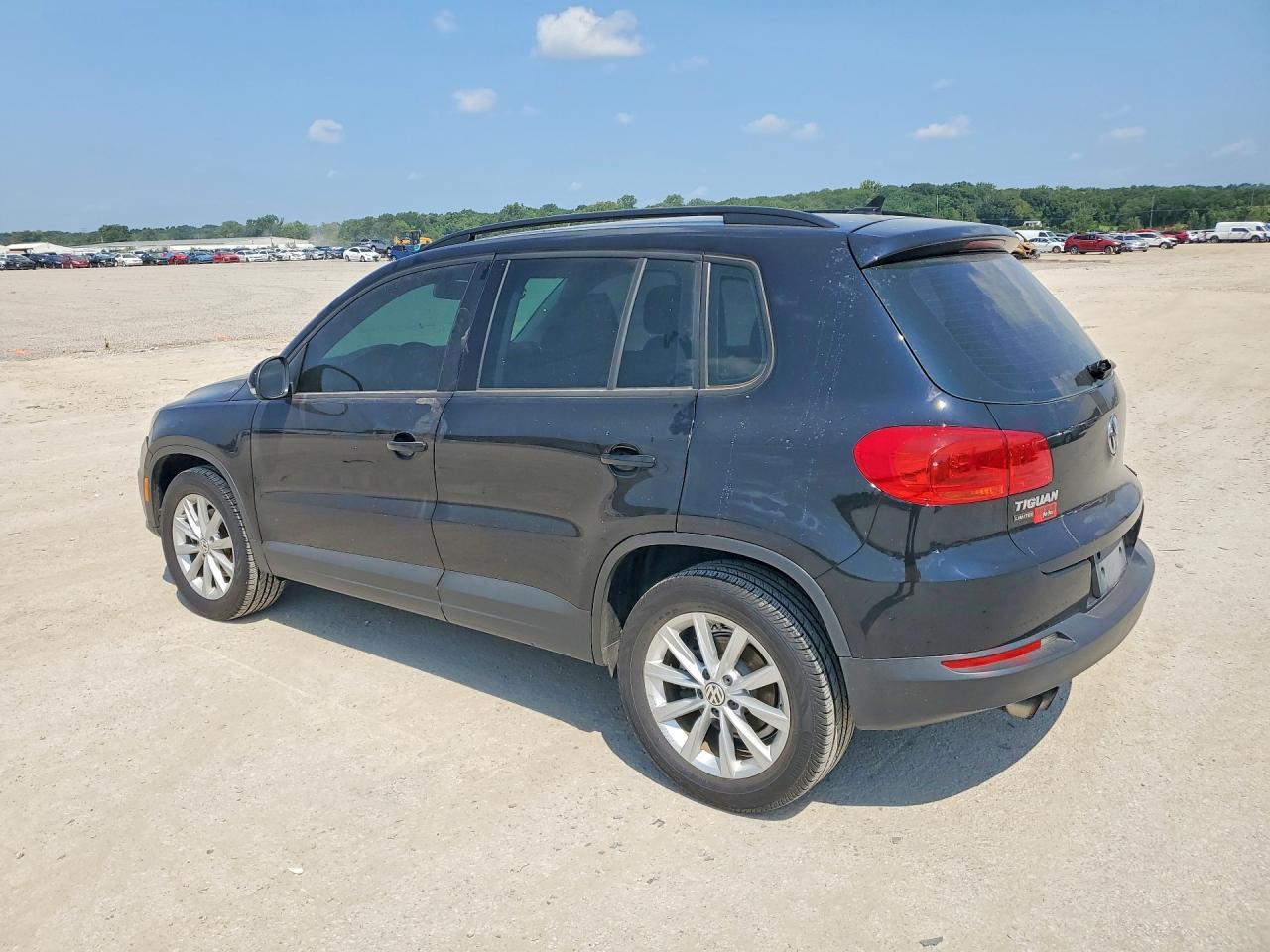 2017 Volkswagen Tiguan S - zdjęcie 2