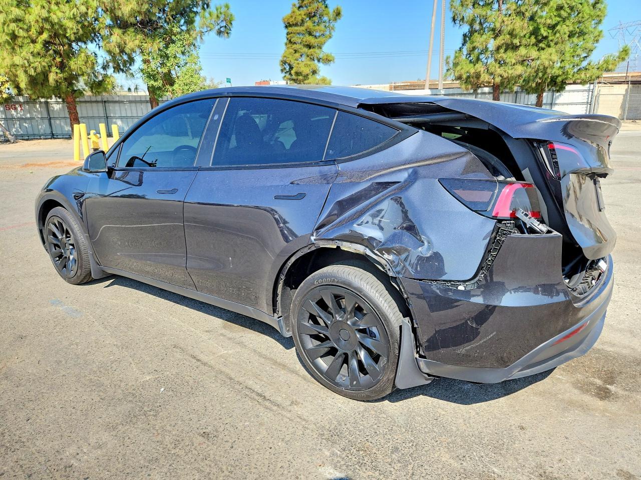 2025 Tesla Model Y - zdjęcie 2