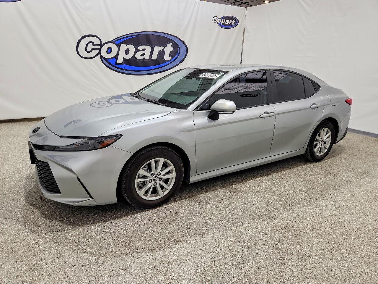 2025 Toyota Camry Le - zdjęcie główne