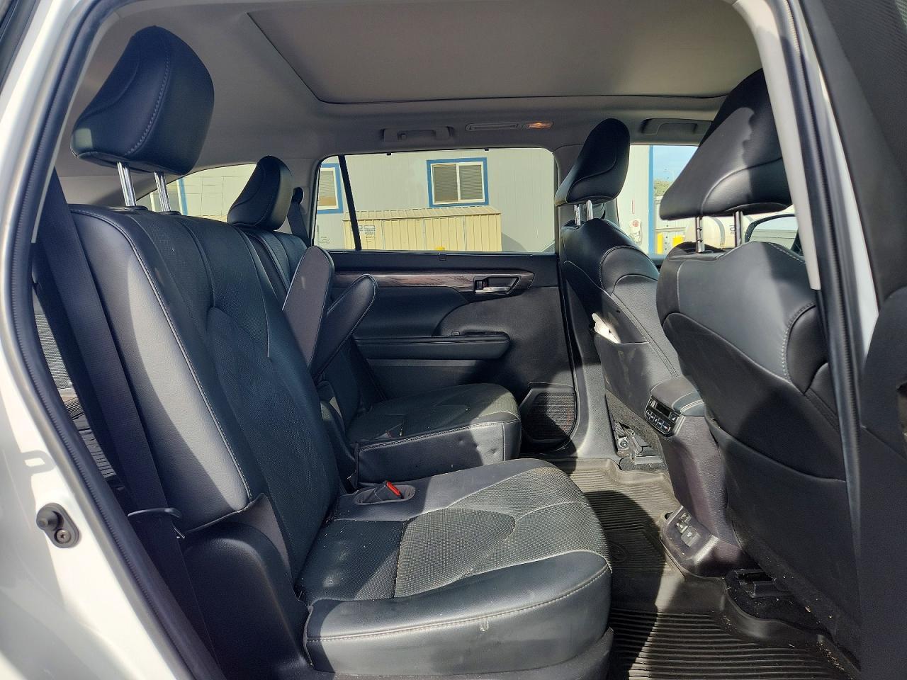 2022 Toyota Highlander Platinum - zdjęcie 11