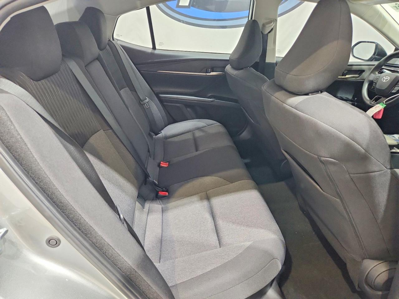 2025 Toyota Camry Le - zdjęcie 10