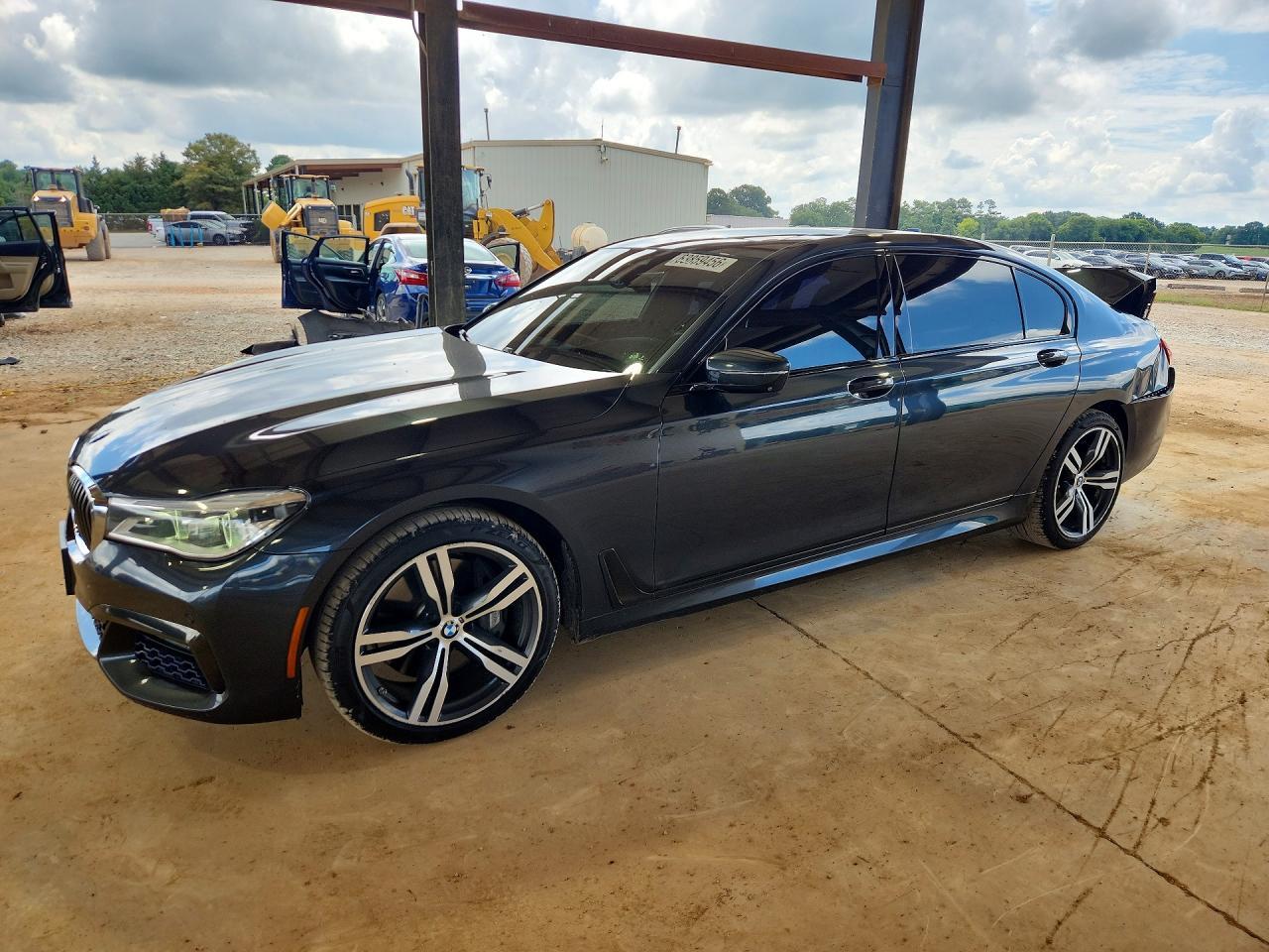 2016 BMW Seria 7 750i - zdjęcie główne