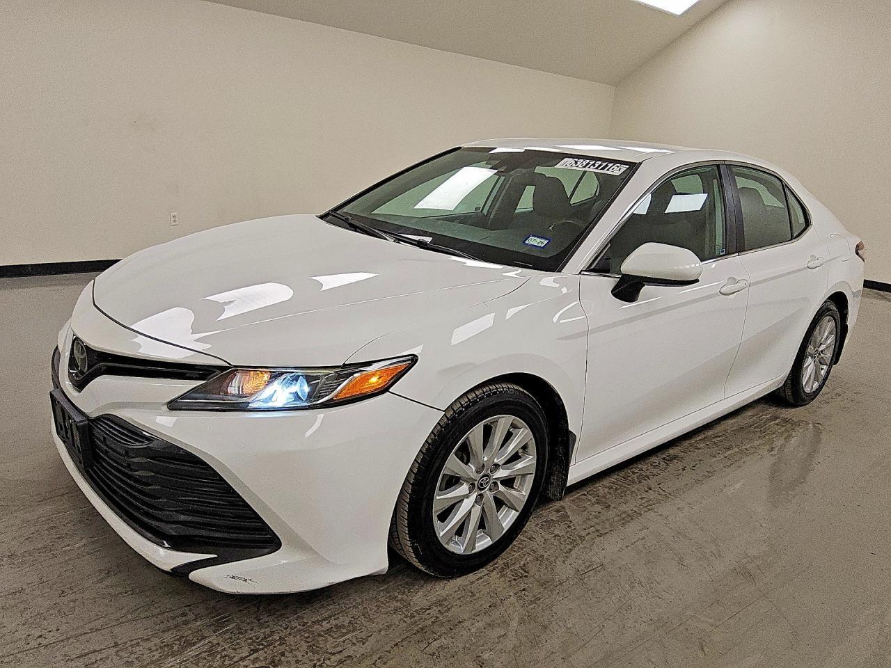2020 Toyota Camry Le - zdjęcie główne