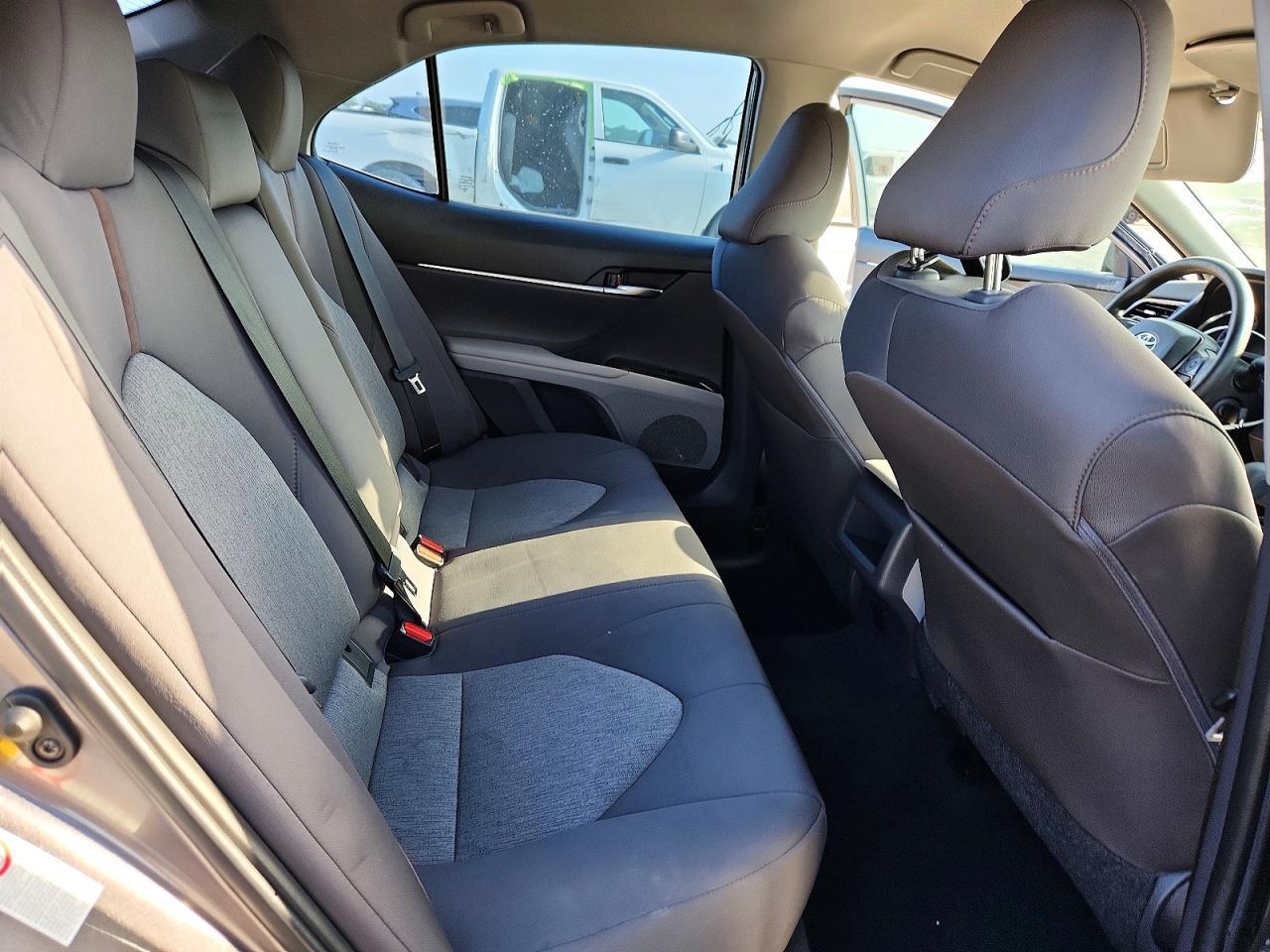 2019 Toyota Camry Le - zdjęcie 10