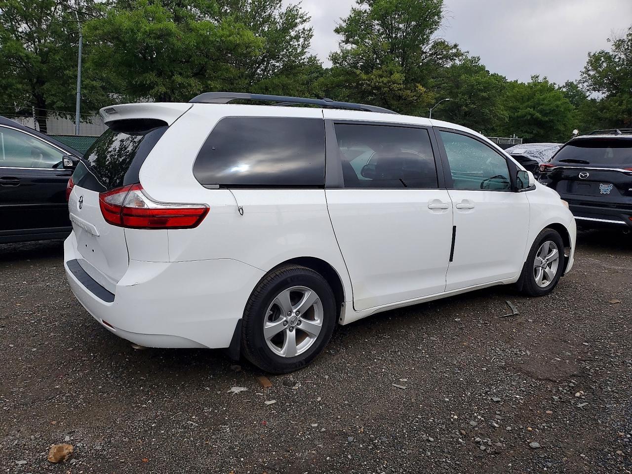 2016 Toyota Sienna Le - zdjęcie 3