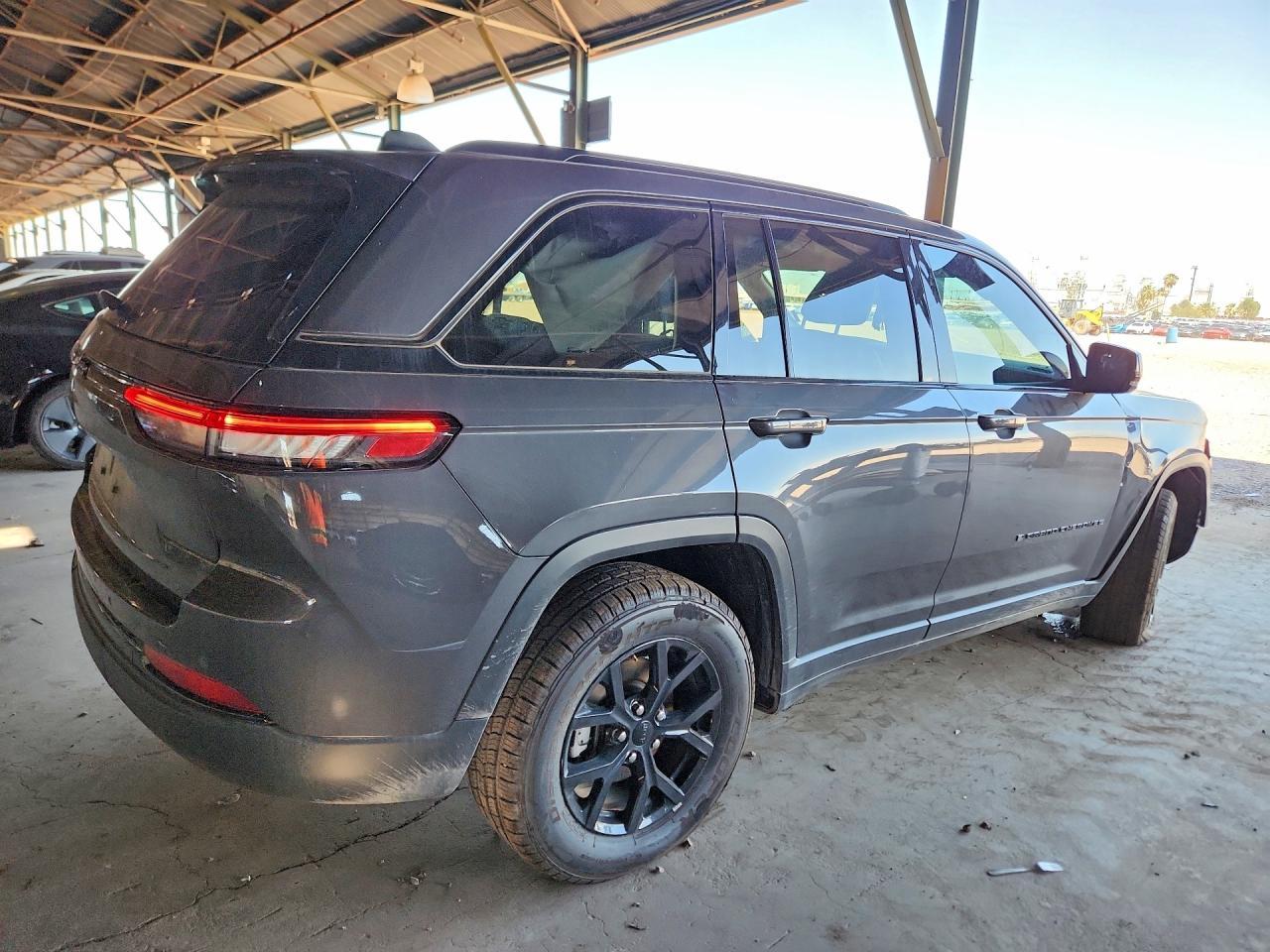 2024 Jeep Grand Cherokee Laredo - zdjęcie 3