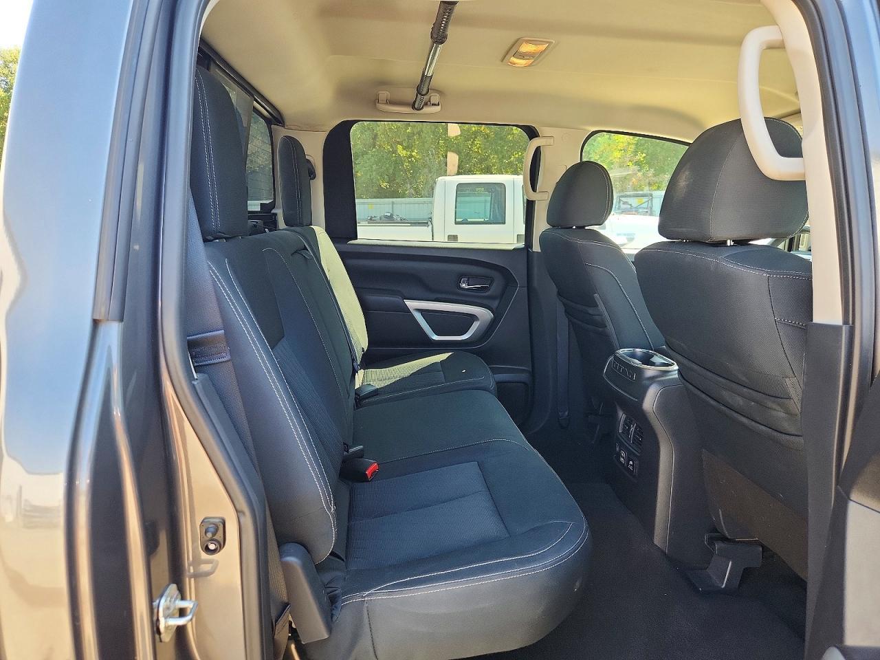 2019 Nissan Titan Sv - zdjęcie 10