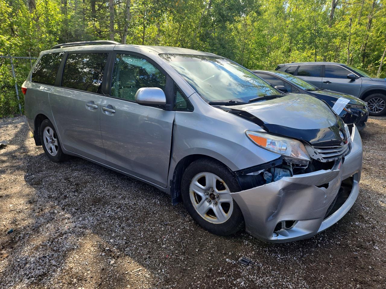 2015 Toyota Sienna Le - zdjęcie 4