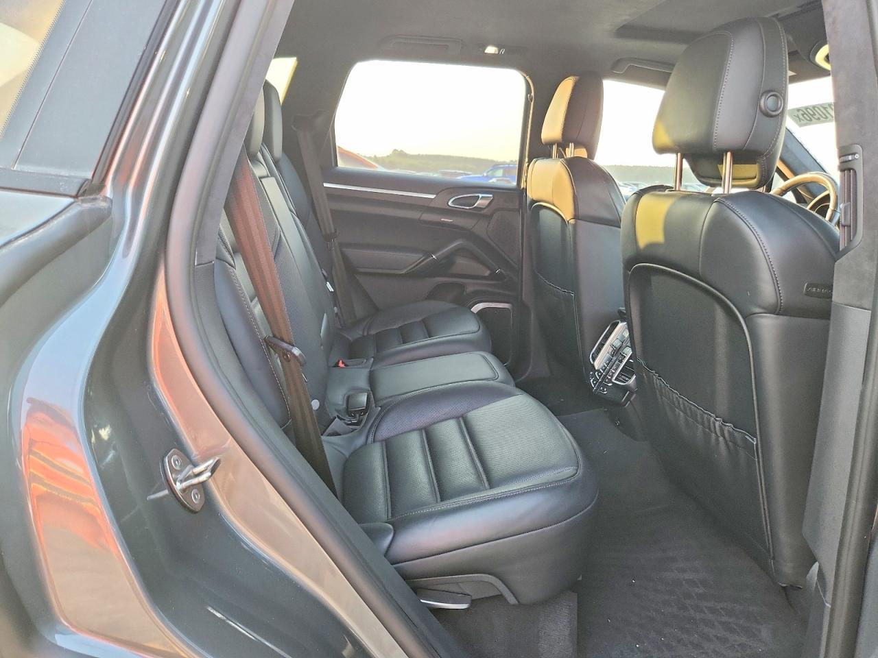2015 Porsche Cayenne Turbo - zdjęcie 11