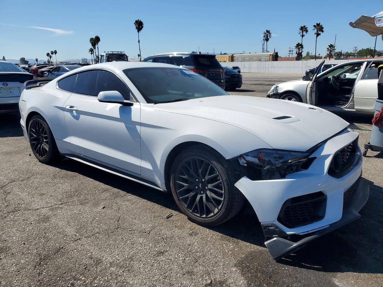2022 Ford Mustang - zdjęcie 4