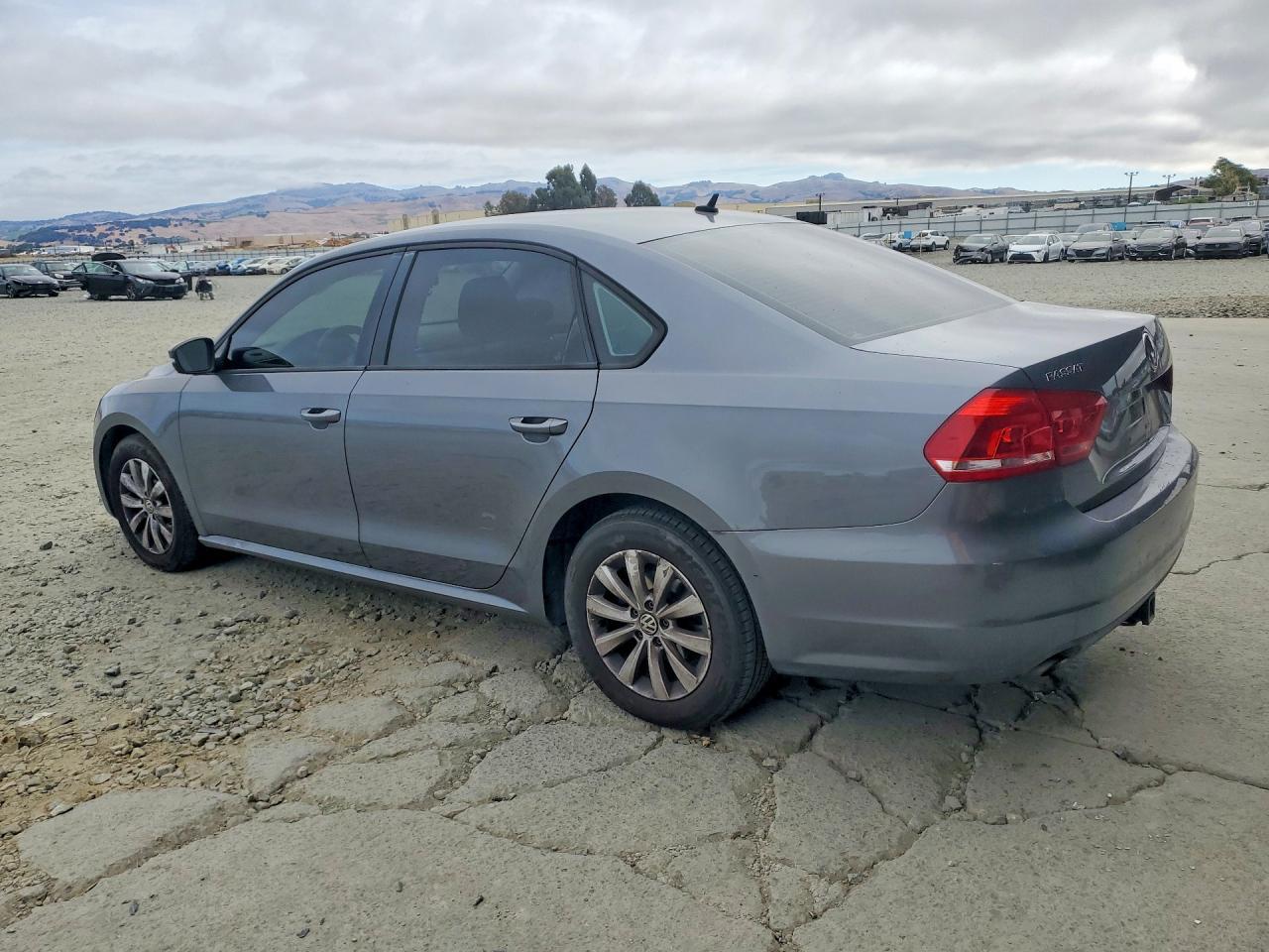 2013 Volkswagen Passat S - zdjęcie 2