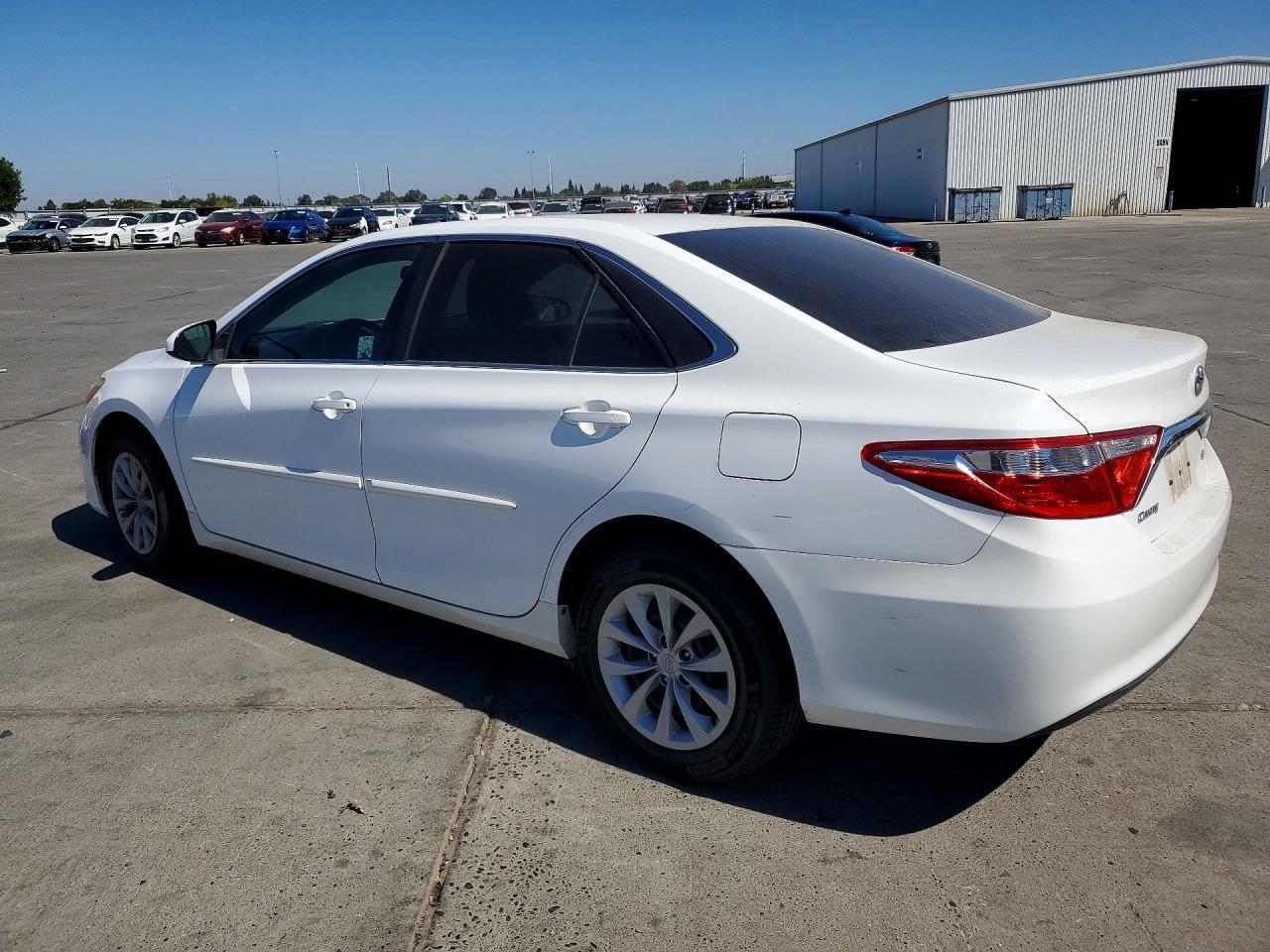 2016 Toyota Camry Le - zdjęcie 2