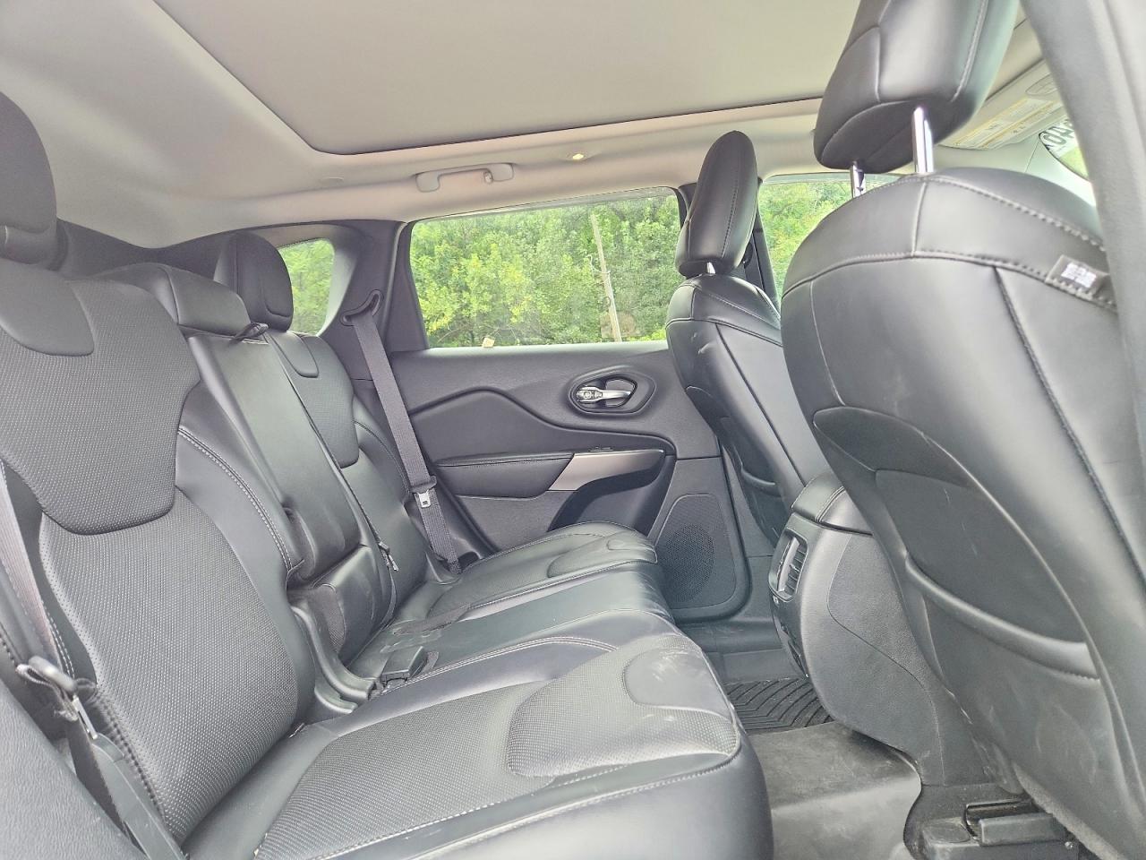 2019 Jeep Cherokee Overland - zdjęcie 11