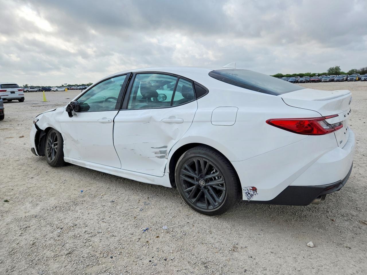 2026 Toyota Camry Se - zdjęcie 2