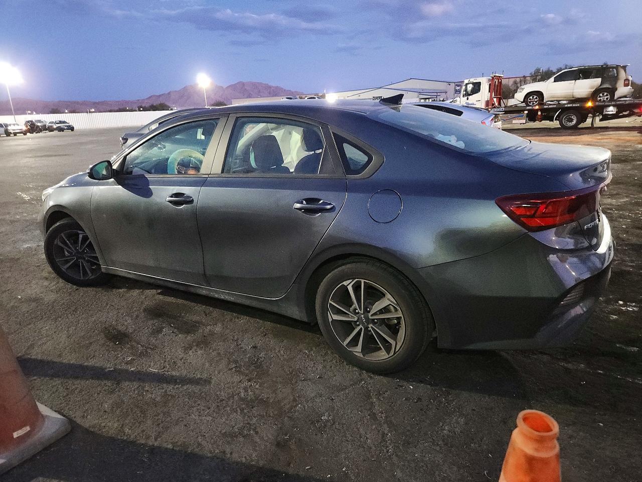 2023 Kia Forte Lxs - zdjęcie 2