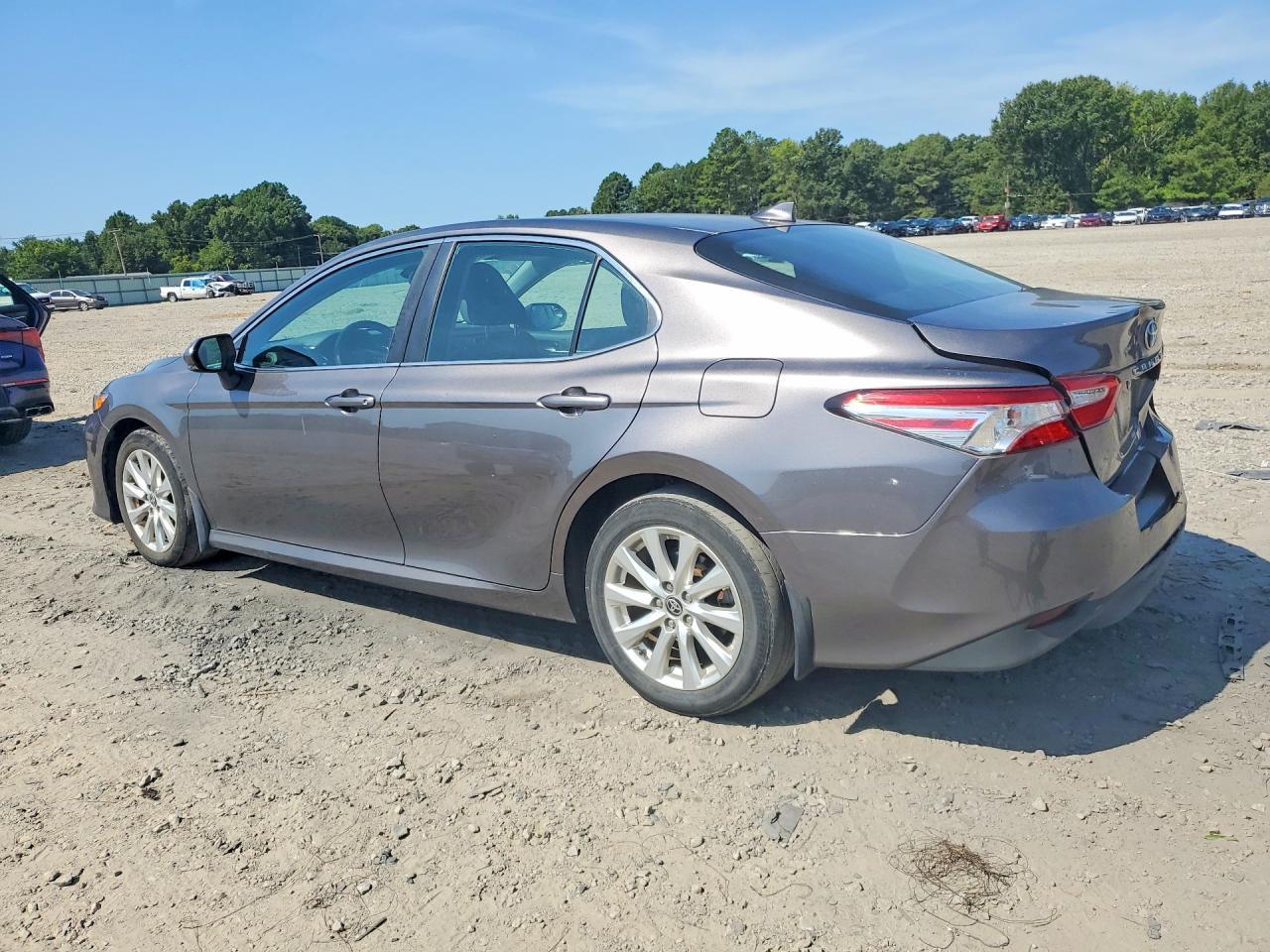 2020 Toyota Camry Le - zdjęcie 2