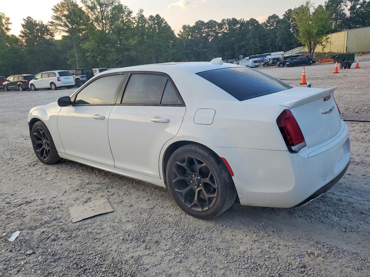 2020 Chrysler 300 S - zdjęcie 2