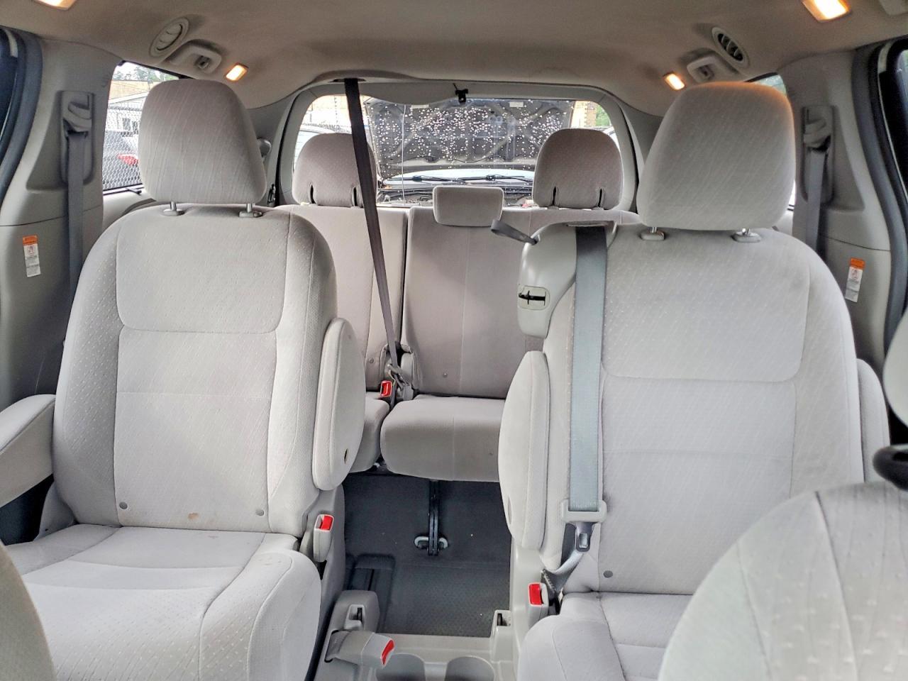 2016 Toyota Sienna Le - zdjęcie 10