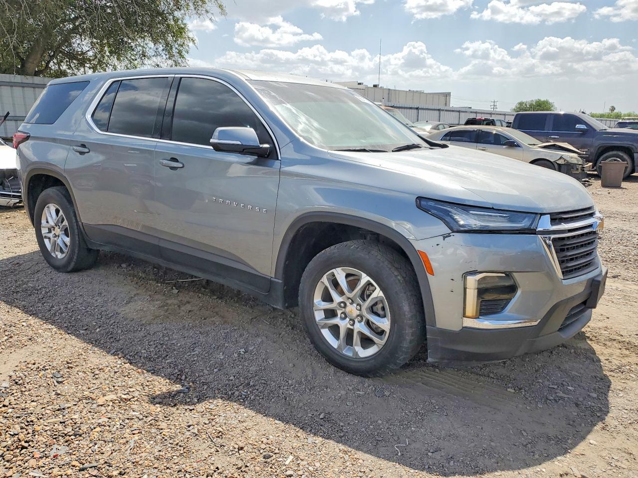 2023 Chevrolet Traverse Ls - zdjęcie 4