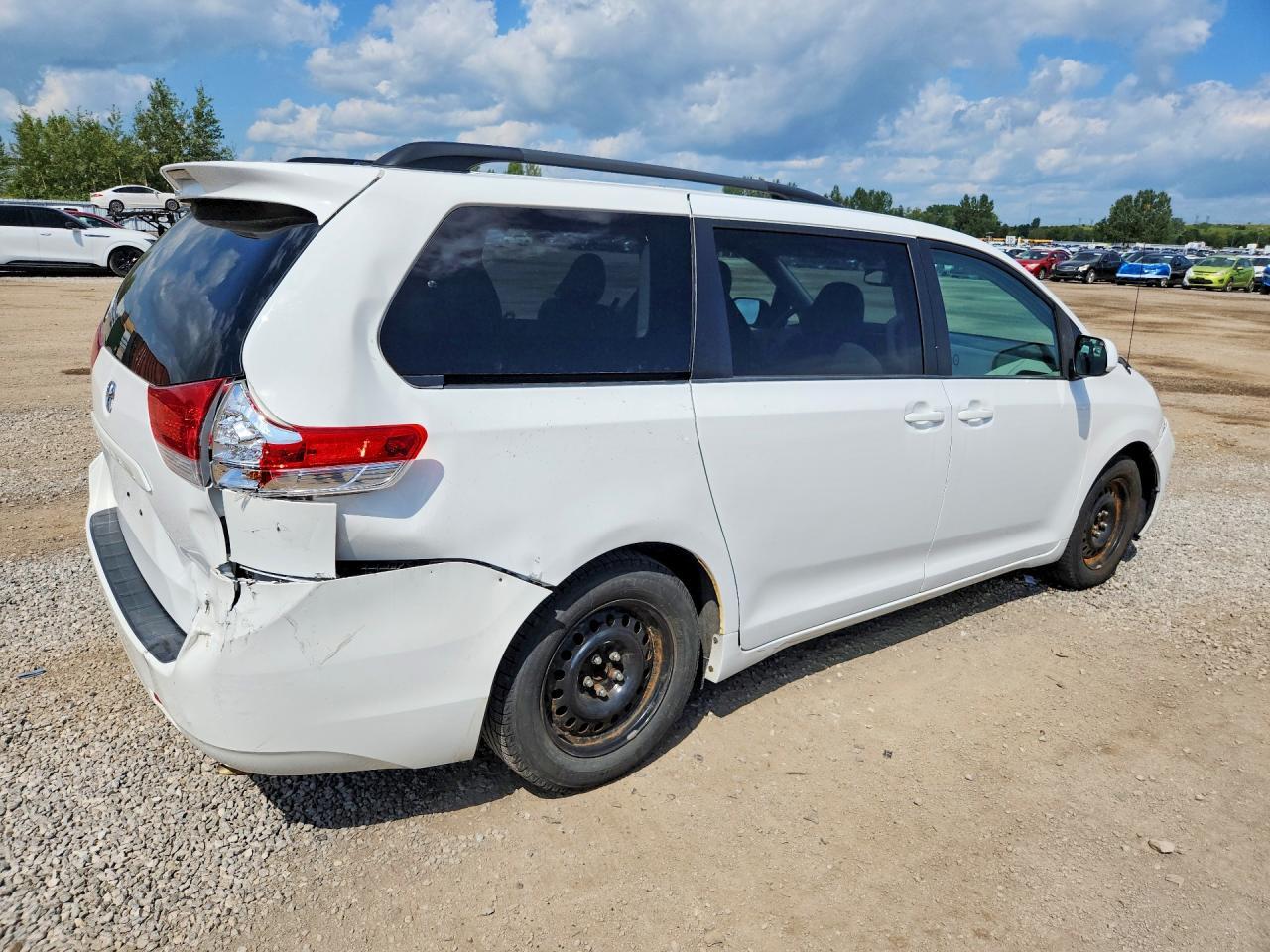 2014 Toyota Sienna Le - zdjęcie 3