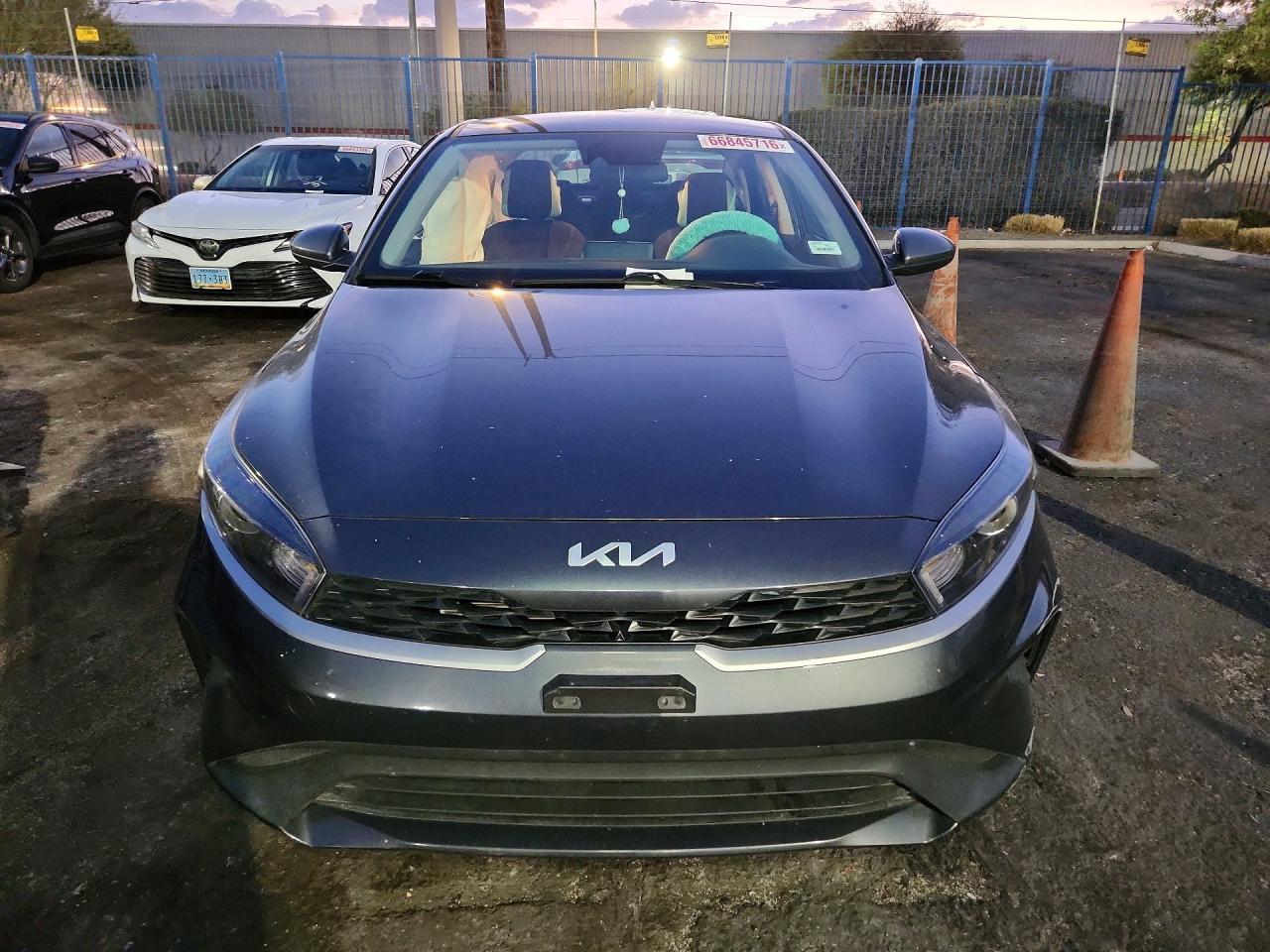 2023 Kia Forte Lxs - zdjęcie 5