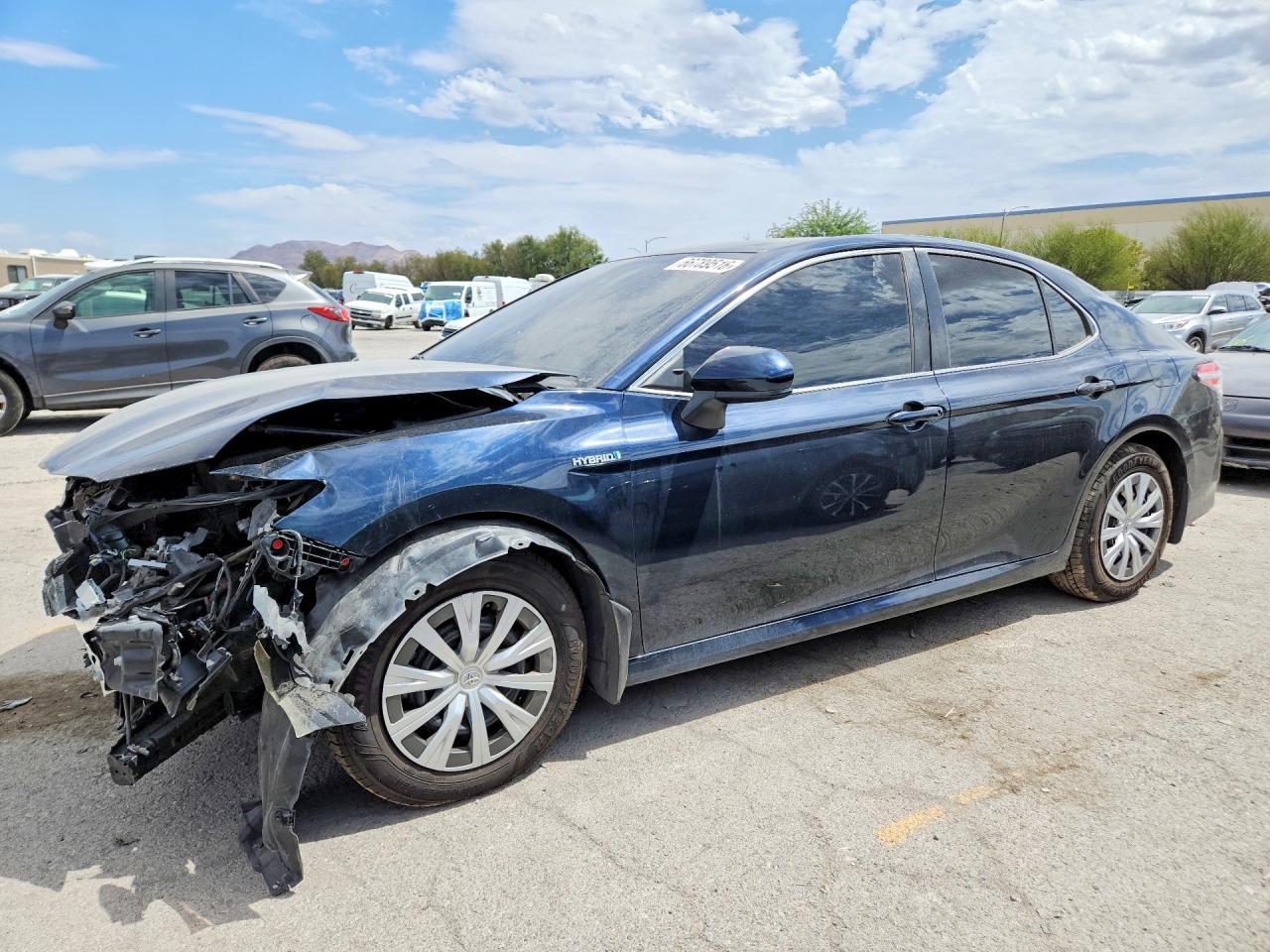 2019 Toyota Camry Le - zdjęcie główne