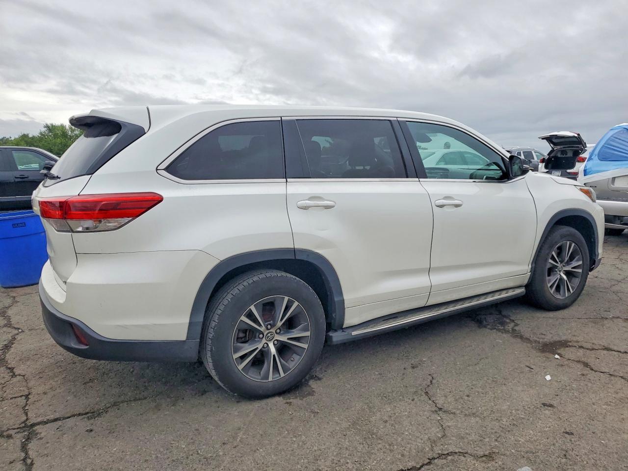 2017 Toyota Highlander Le - zdjęcie 3