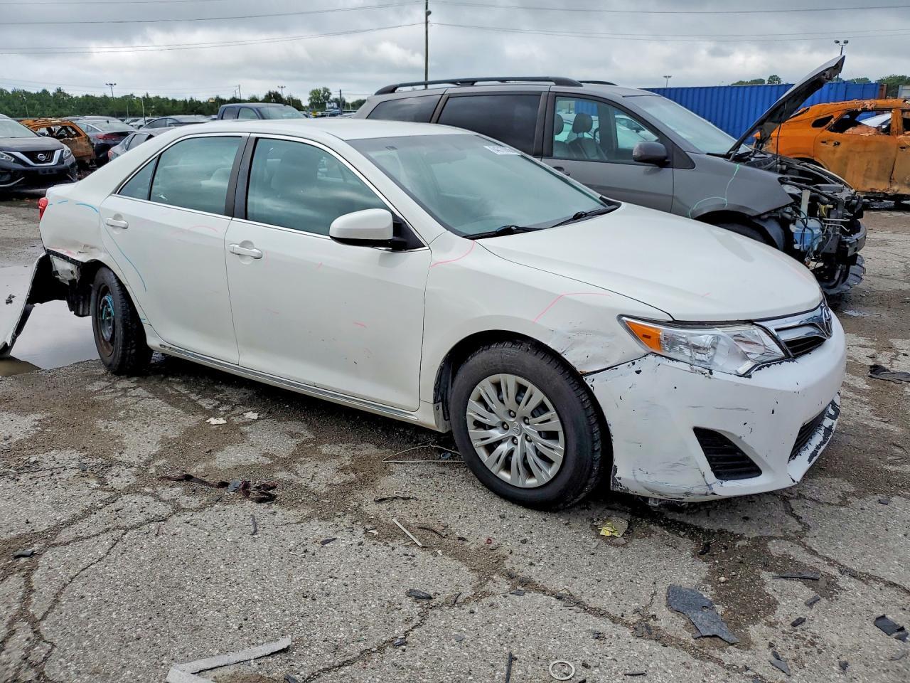 2013 Toyota Camry Le - zdjęcie 4