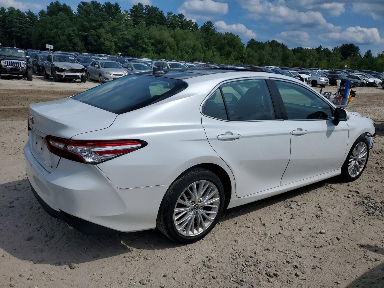 2019 Toyota Camry Xle V6 - zdjęcie 3