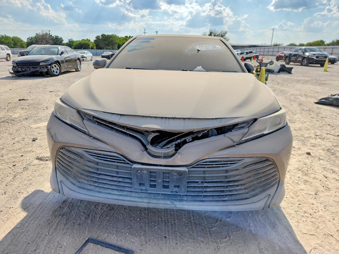 2020 Toyota Camry Le - zdjęcie 5