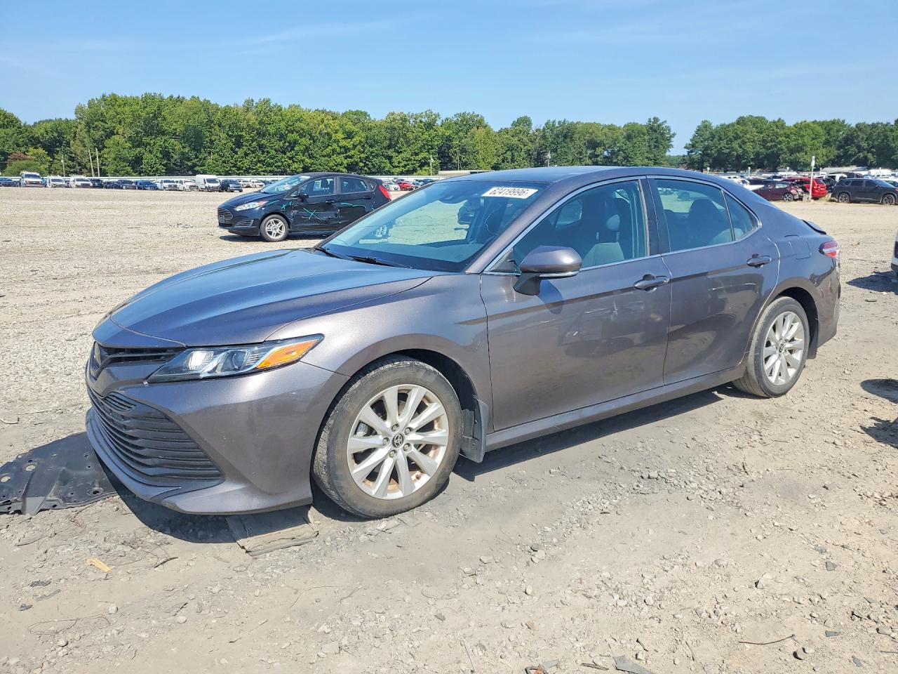 2020 Toyota Camry Le - zdjęcie główne