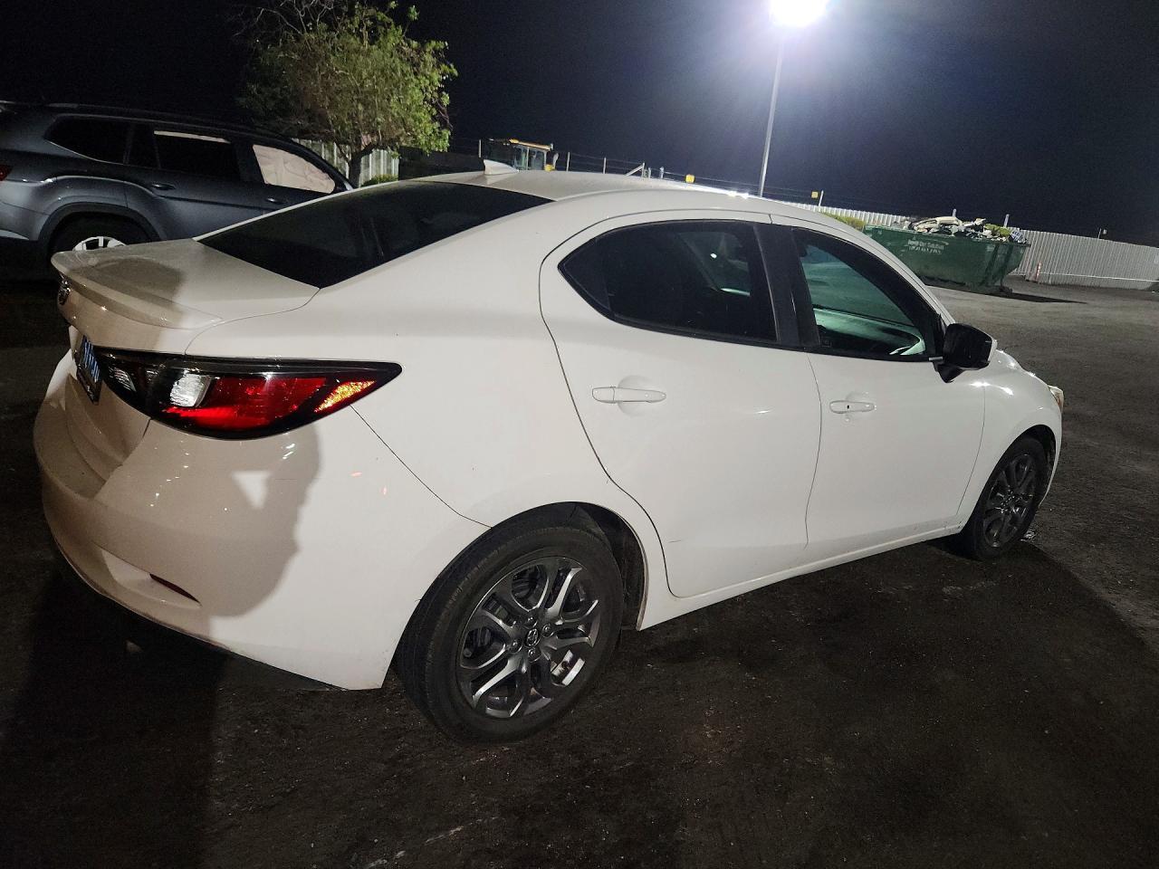 2019 Toyota Yaris Le - zdjęcie 3