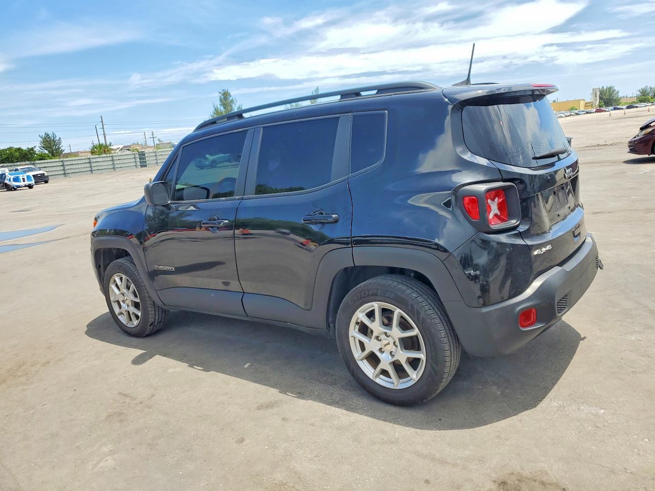 2022 Jeep Renegade Latitude - zdjęcie 2