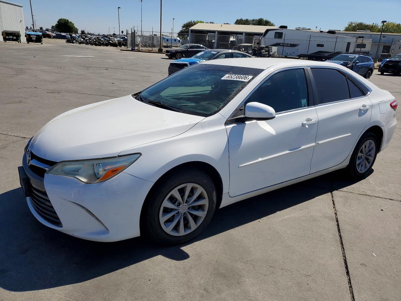 2016 Toyota Camry Le - zdjęcie główne