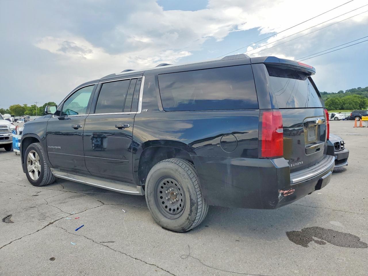 2015 Chevrolet Suburban K1500 Ltz - zdjęcie 2