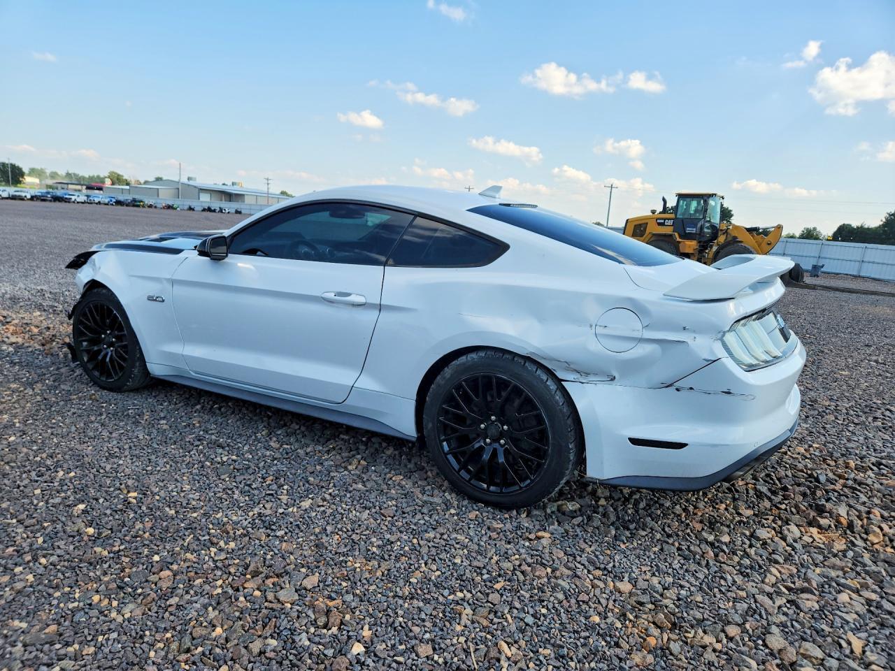 2020 Ford Mustang Gt - zdjęcie 2