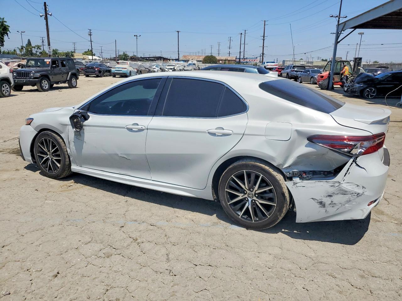 2023 Toyota Camry Se - zdjęcie 2