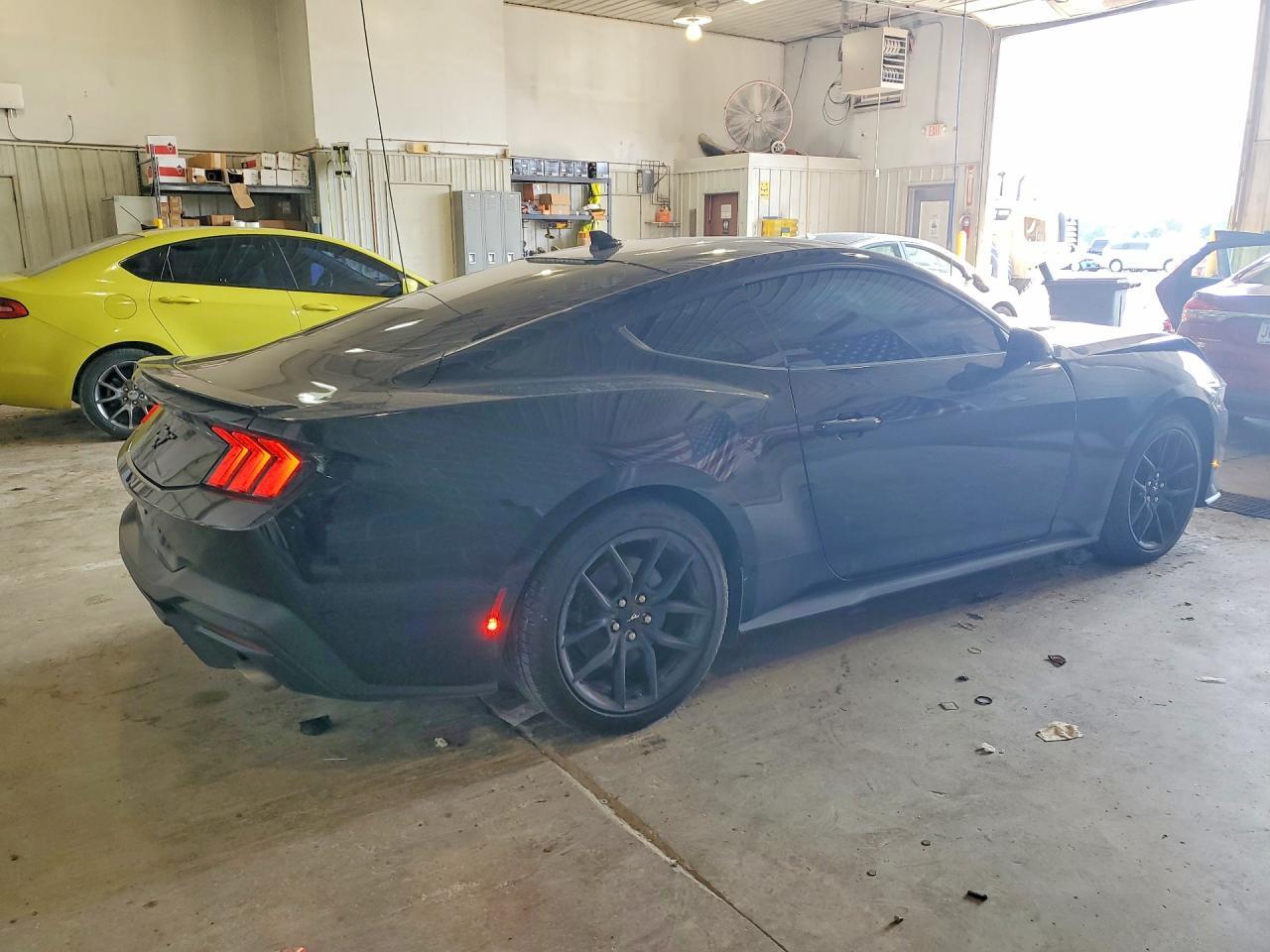 2025 Ford Mustang - zdjęcie 3