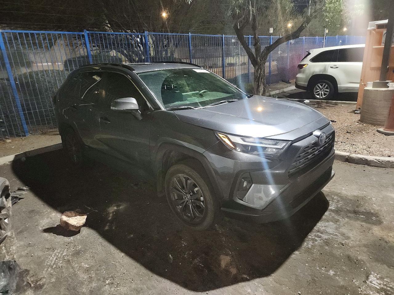2024 Toyota Rav4 Xle Premium - zdjęcie 4