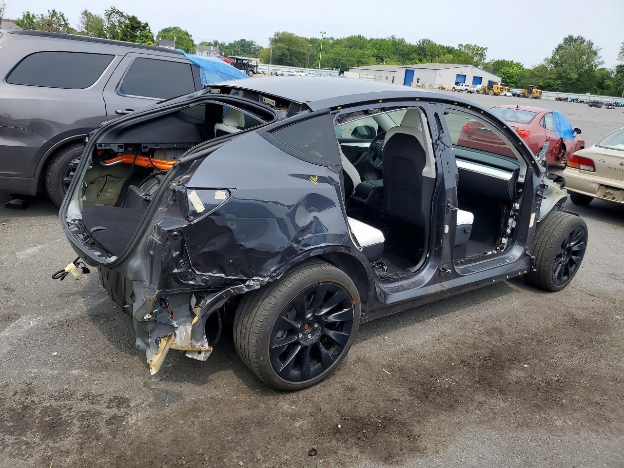 2025 Tesla Model Y - zdjęcie 3