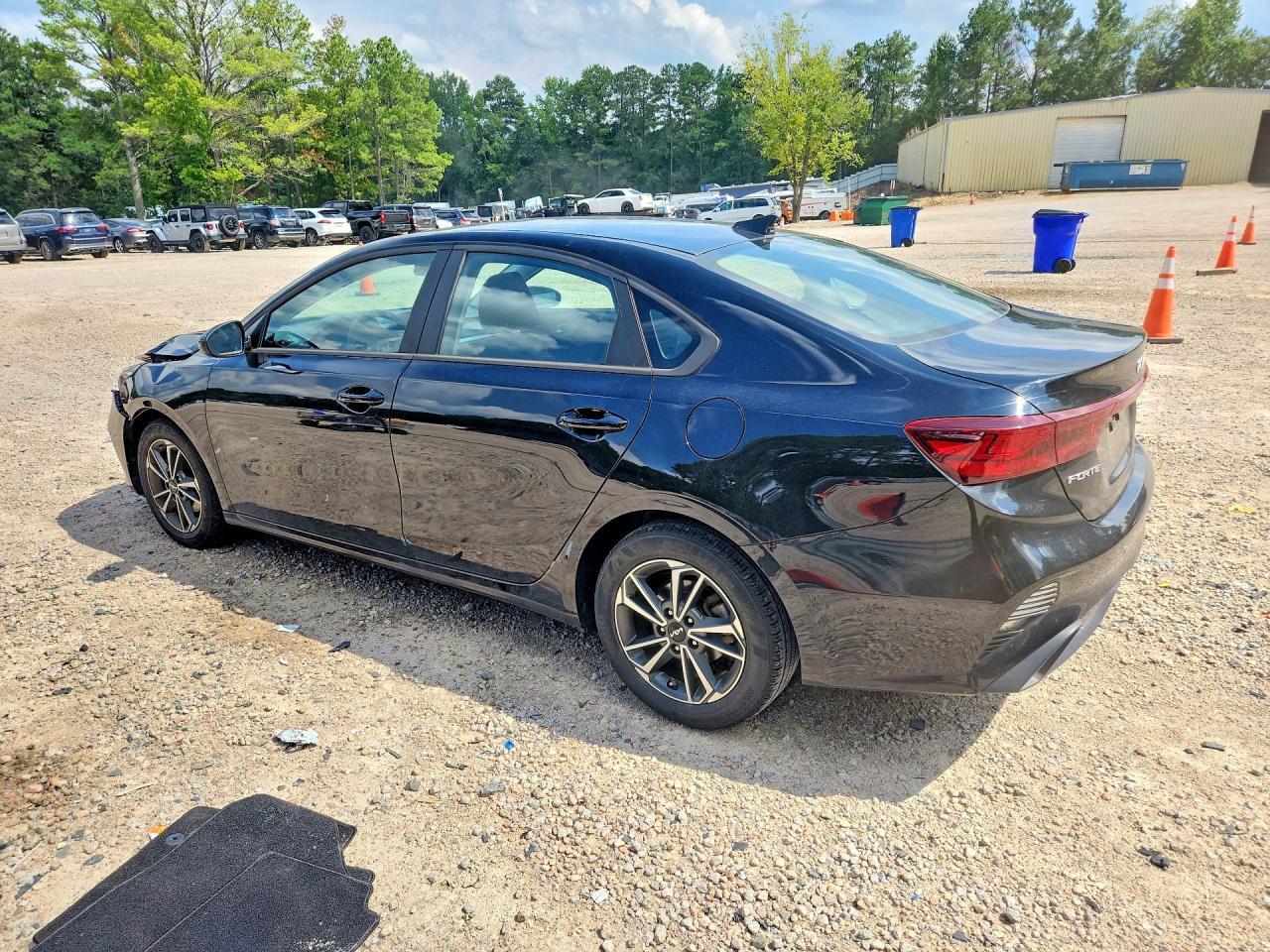 2023 Kia Forte Lxs - zdjęcie 2