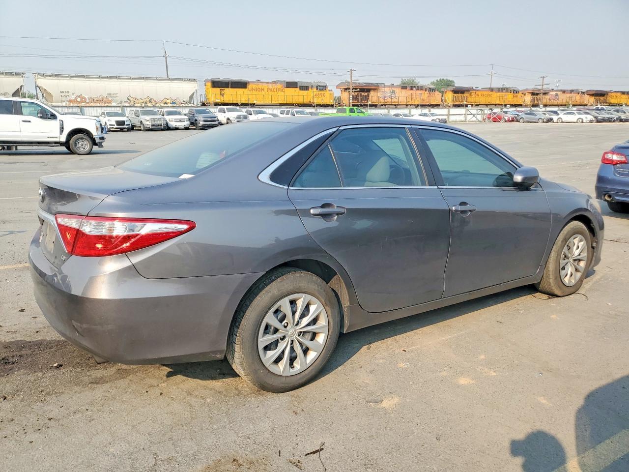 2016 Toyota Camry Le - zdjęcie 3
