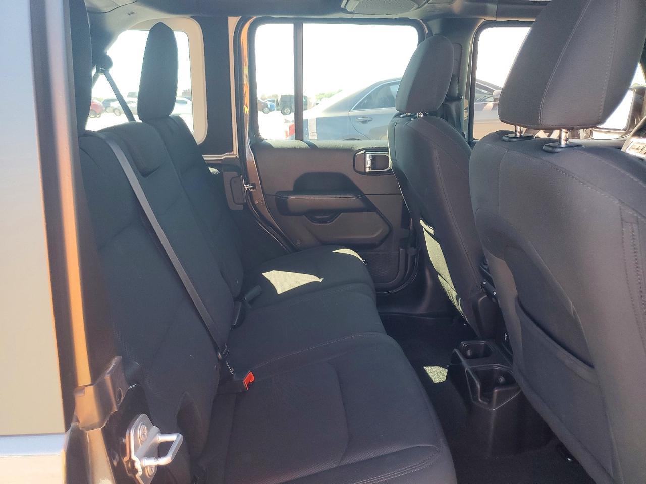 2018 Jeep Wrangler Unlimited Sahara - zdjęcie 10