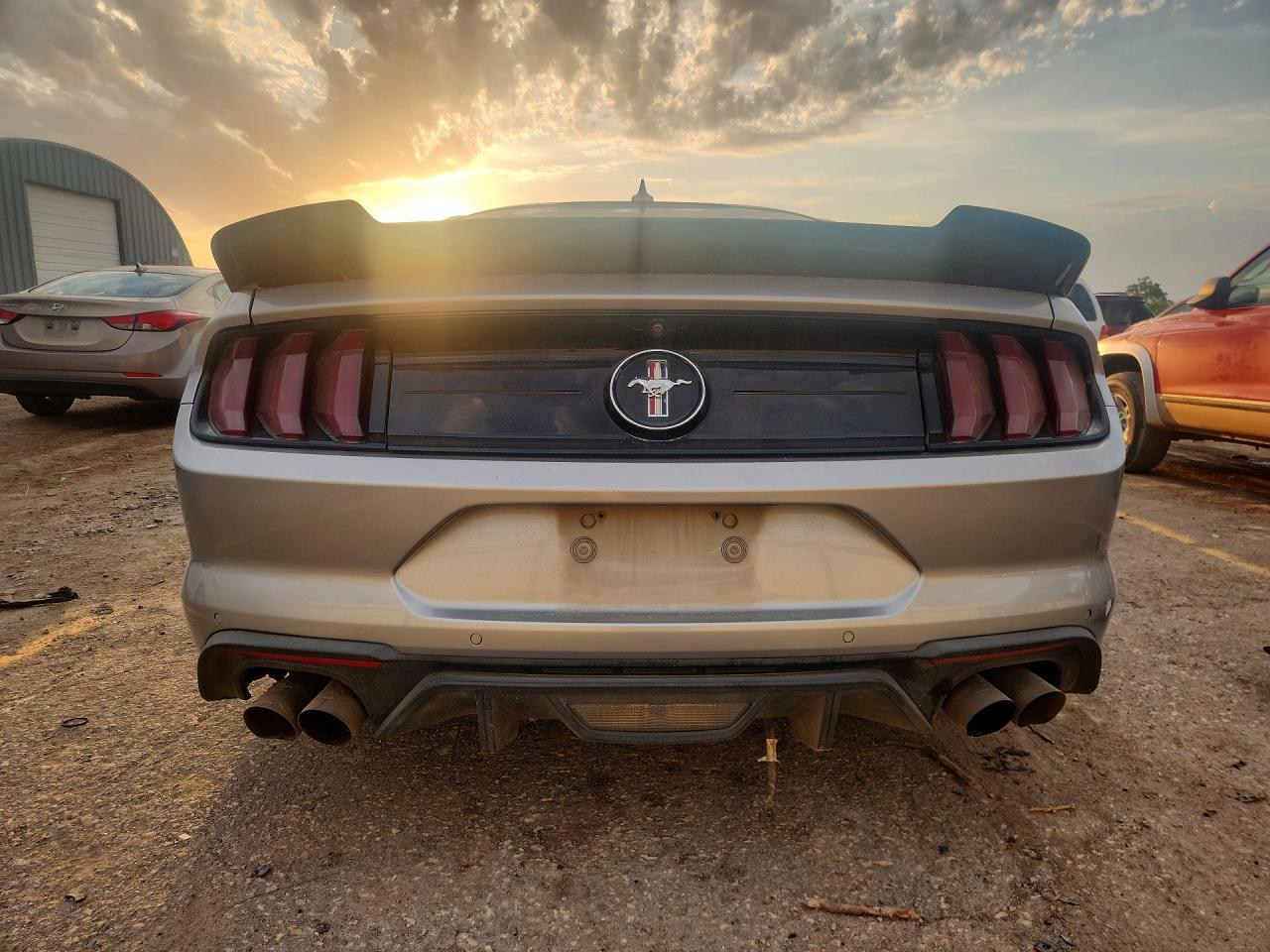 2020 Ford Mustang - zdjęcie 6