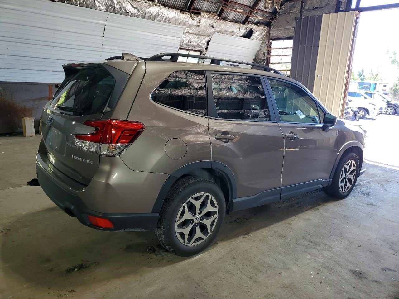 2022 Subaru Forester Premium - zdjęcie 3