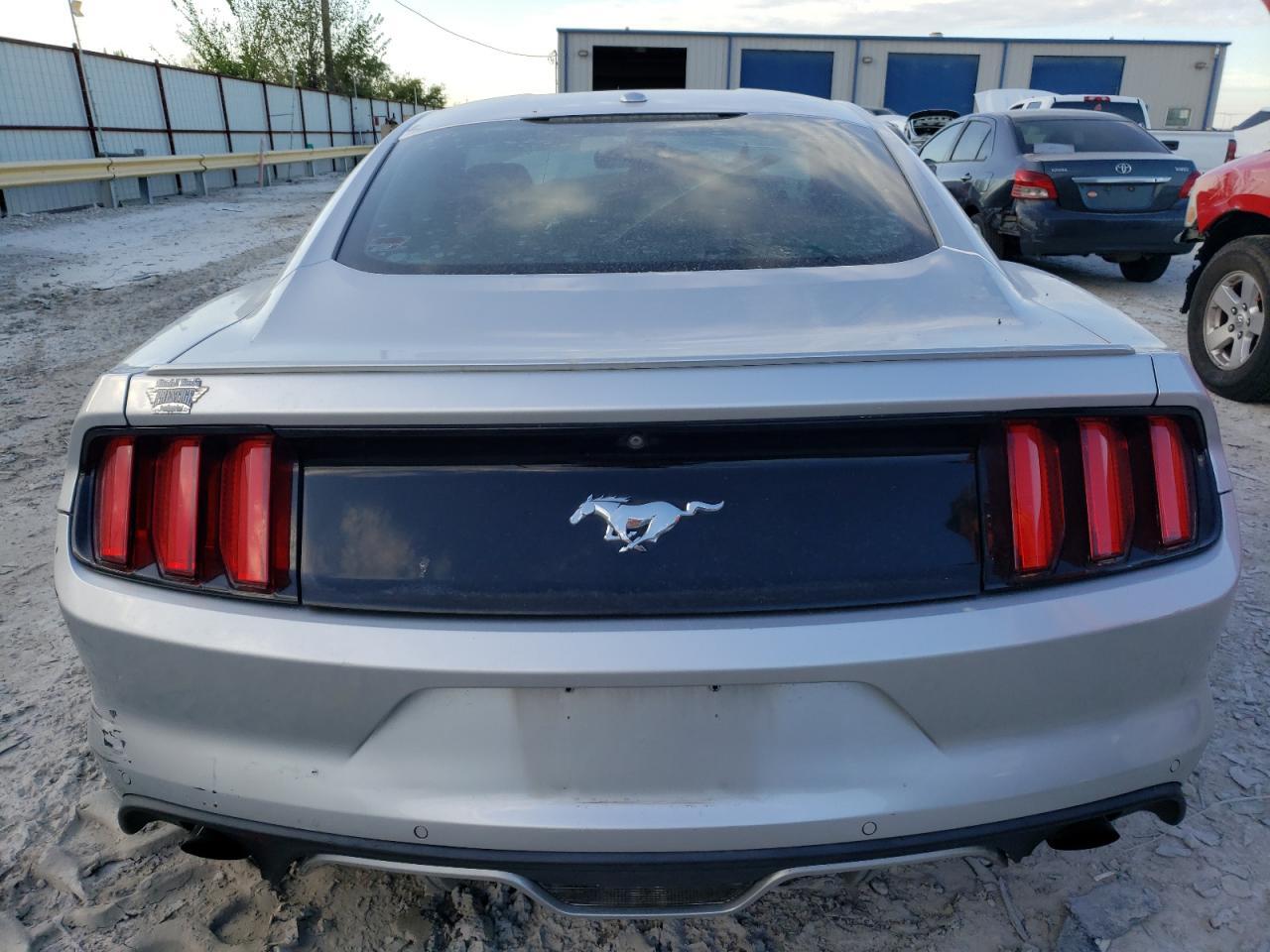 2015 Ford Mustang - zdjęcie 6